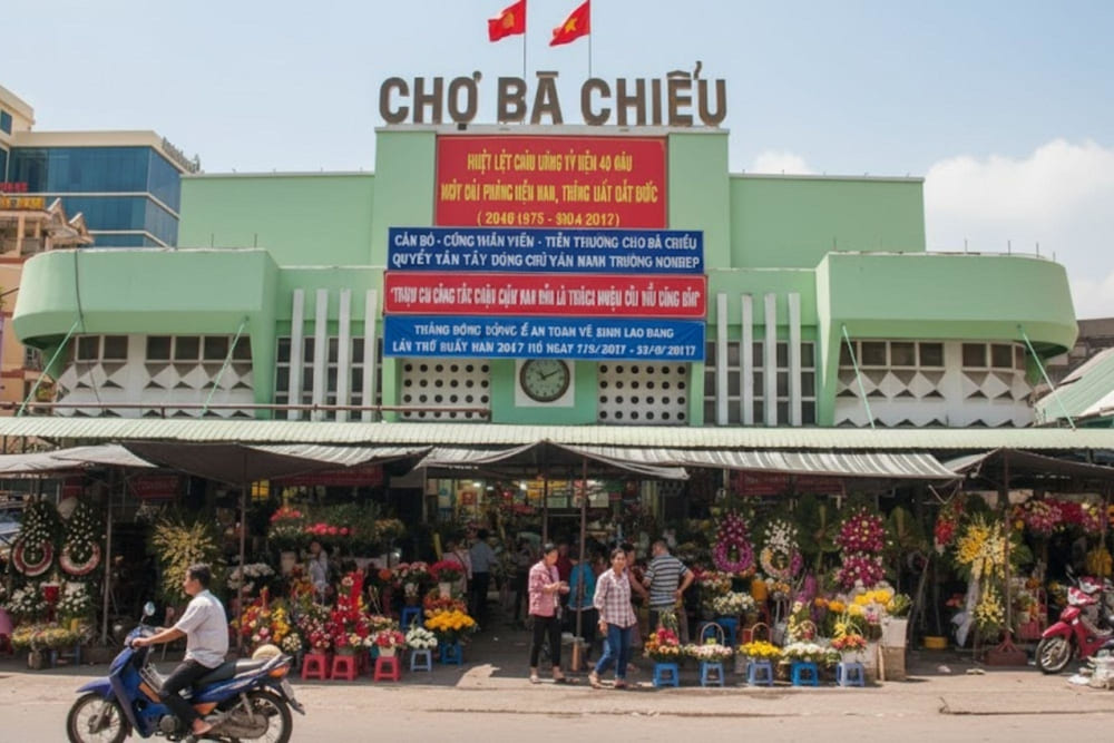 Khung cảnh chợ Bà Chiểu ban ngày